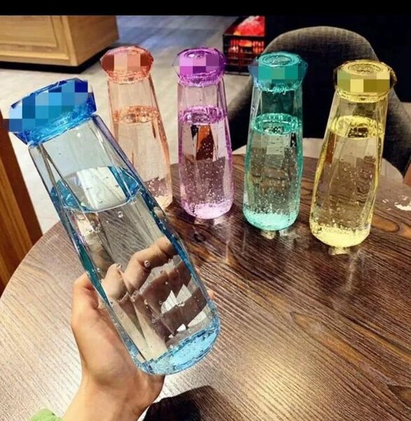 Bouteille d'eau colorée