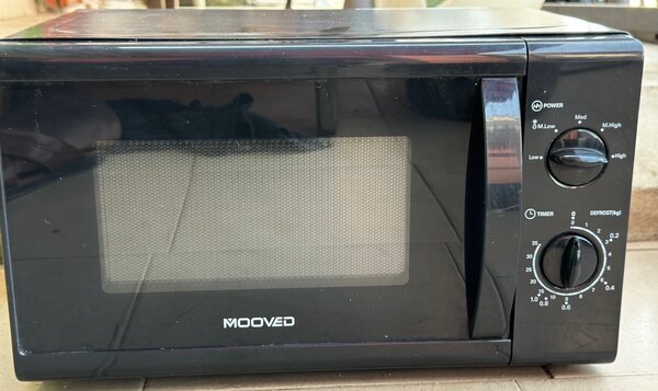 Micro-ondes compact moderne