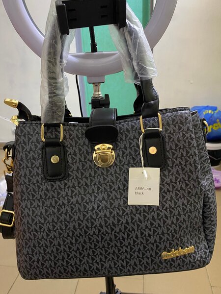 Sac à main élégant motif noir