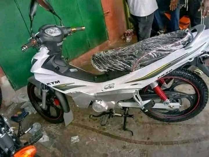 Moto de ville moderne KTM