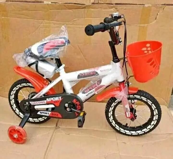 Vélo enfant rouge avec panier
