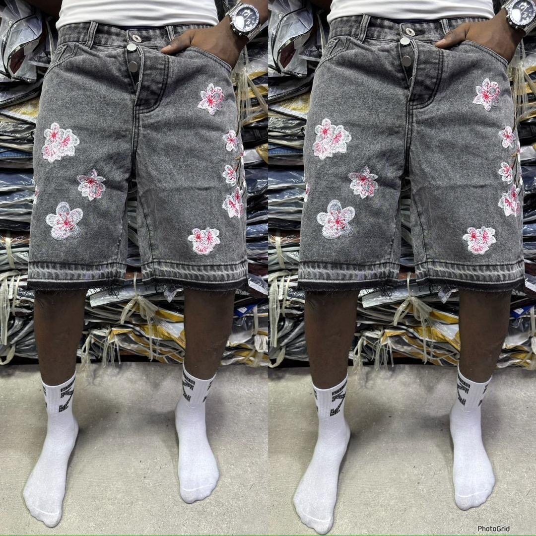 Shorts en jean à motifs fleuris