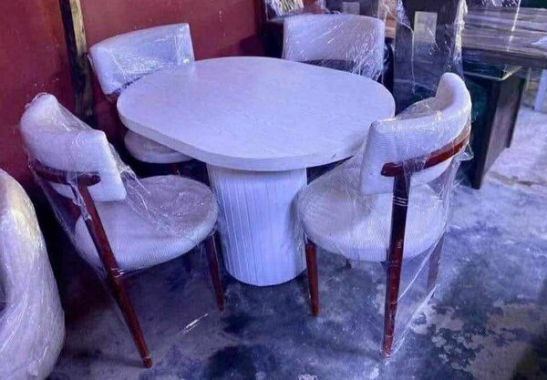 Ensemble table et chaises modernes