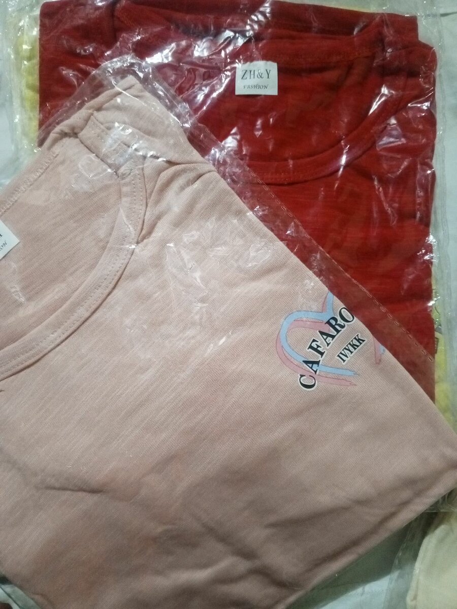 Lot de T-shirts colorés