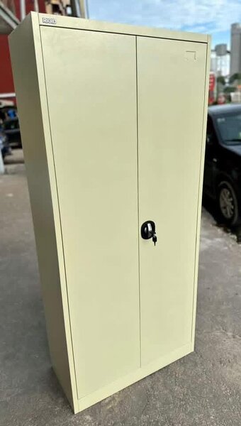 Armoire métallique de rangement avec serrure