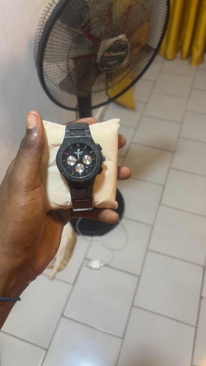 Montre luxe dorée Hublot