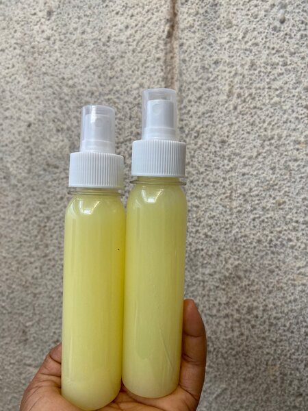 Spray hydratant pour cheveux bouclés