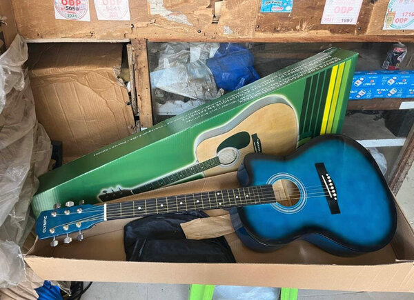 Guitare acoustique bleue