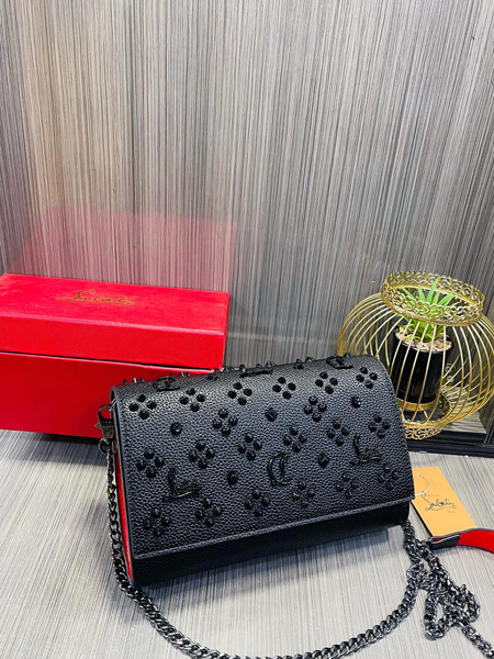 Sac à main élégant clouté