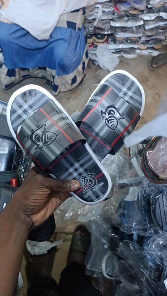 Claquettes confort homme