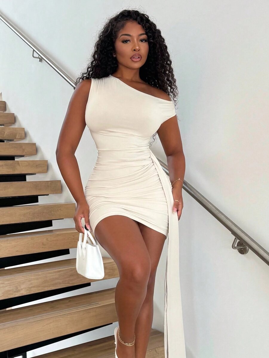 Robe moulante asymétrique élégante