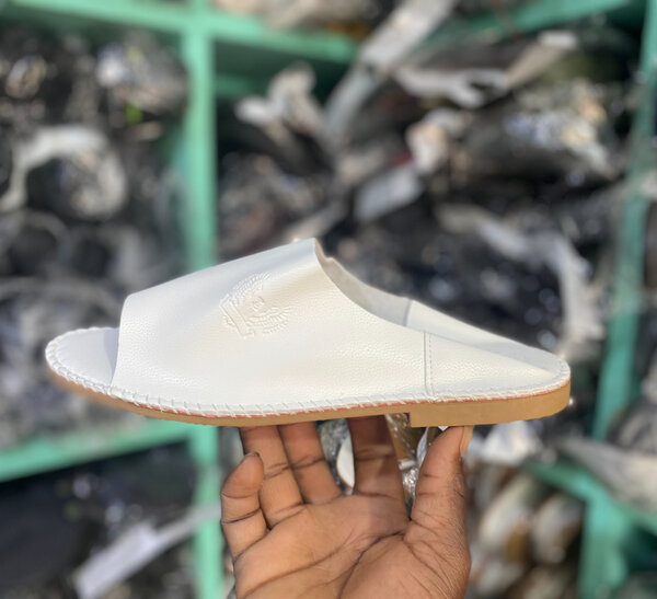 Chaussons en cuir blanc