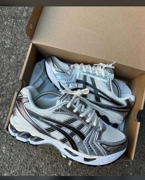 Baskets de running rétro argentées