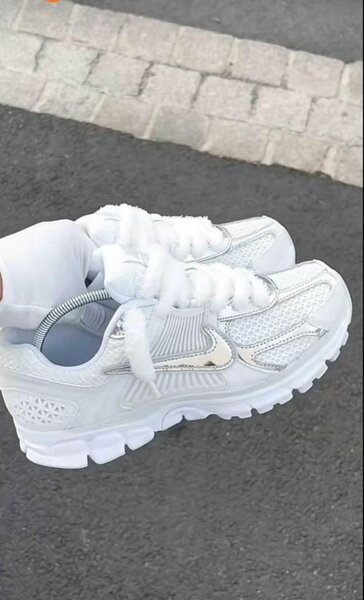 Baskets blanches sport élégantes