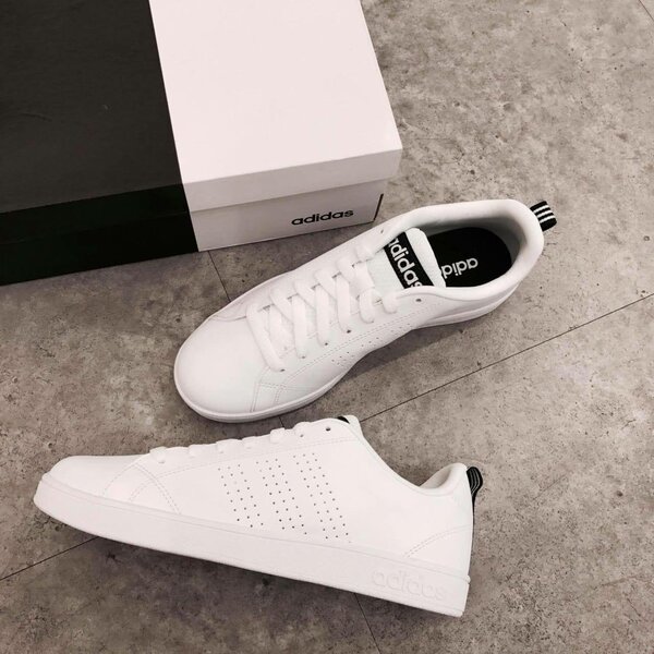 Chaussures Adidas blanches tendance
