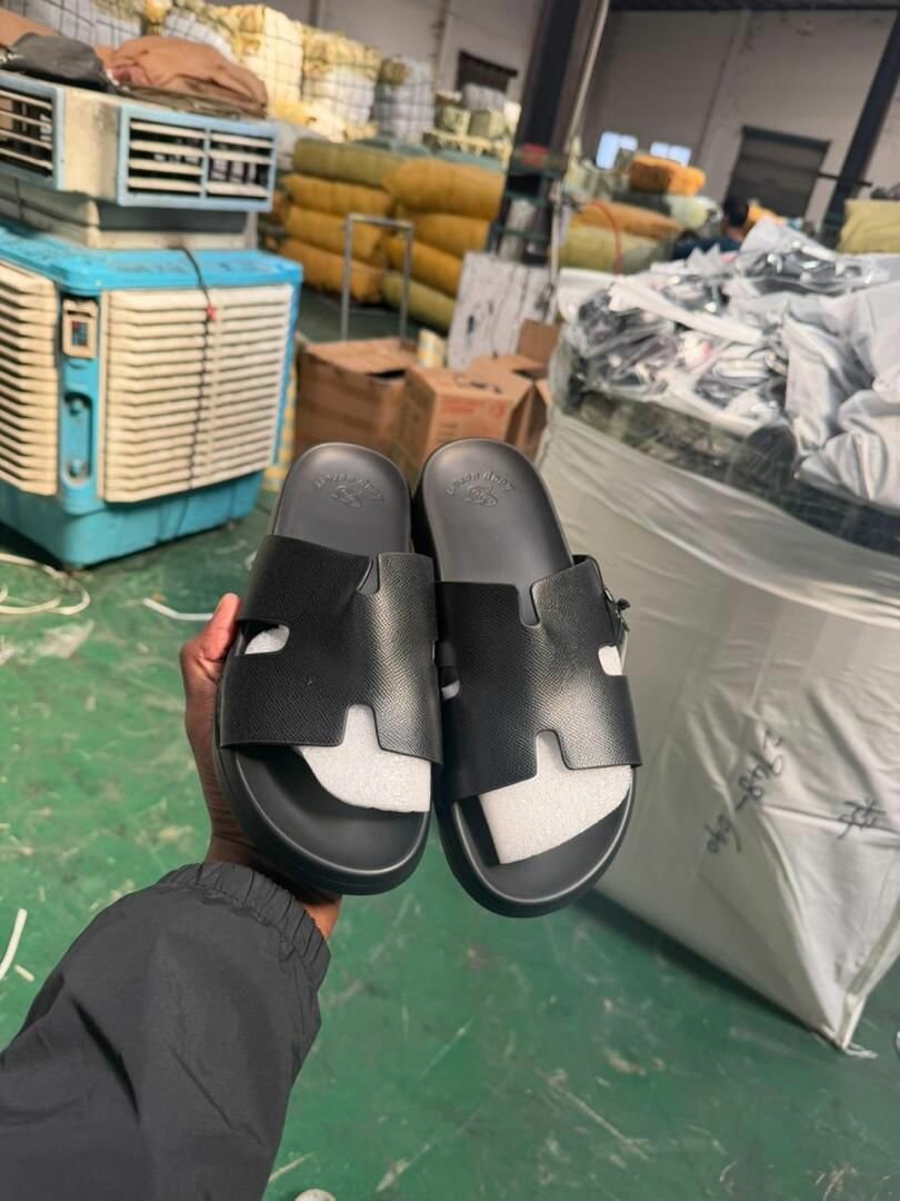 Sandales en cuir noir Hermès