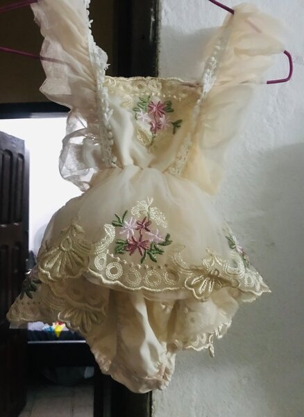 Robe de bébé en dentelle