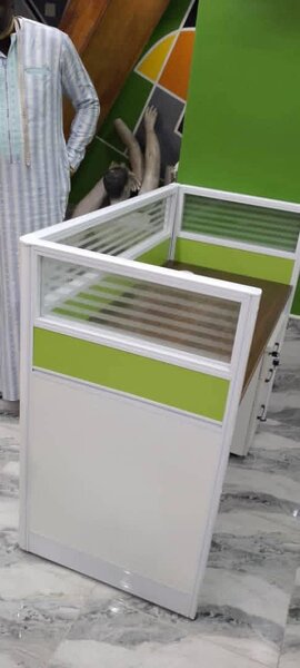 Présentoir à vêtements blanc et vert