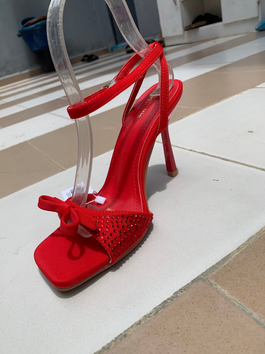 Sandales à talons avec nœud