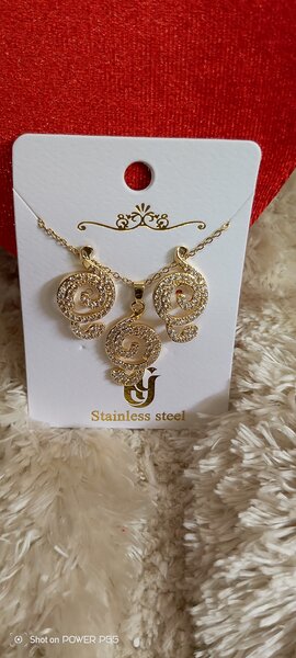 Collier et Boucles en Acier Doré