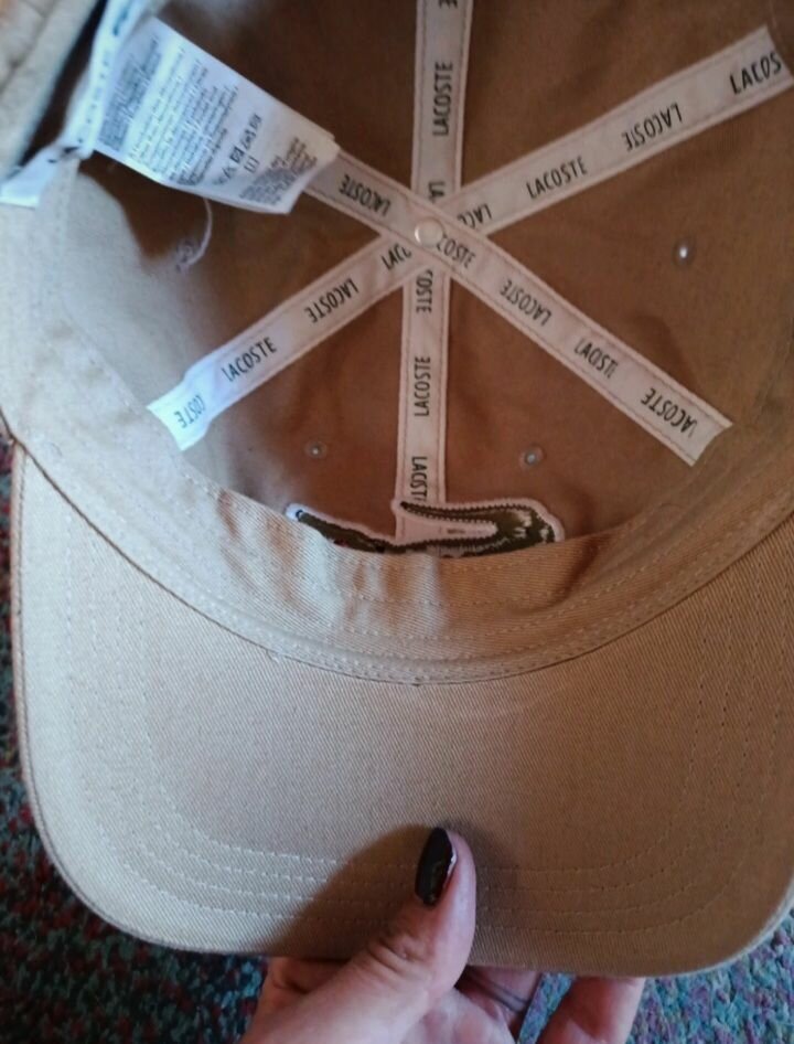 Casquette beige Lacoste élégante