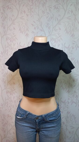 Top court noir à col roulé