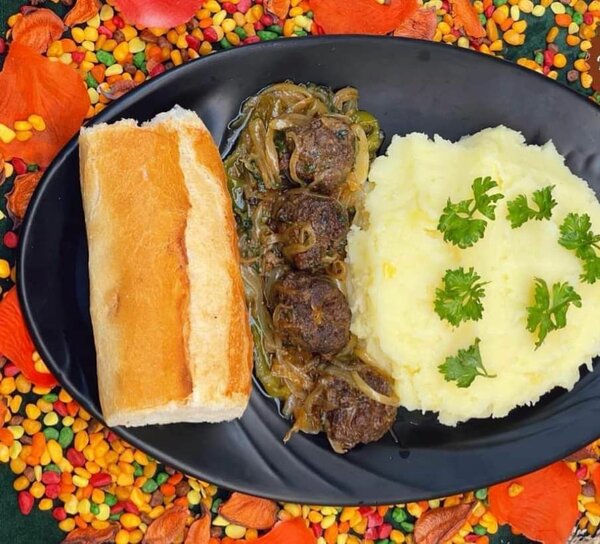 Purée de pommes de terre boulette de viande haché