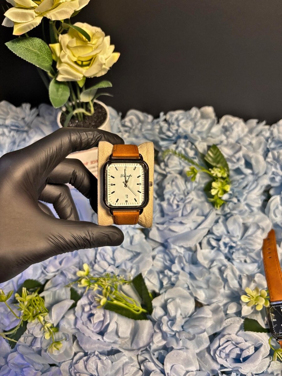 Montre carrée élégante en cuir