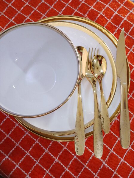 Set de vaisselle dorée élégante