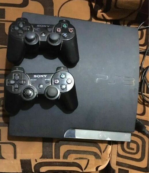 Console Sony PS3 avec manettes