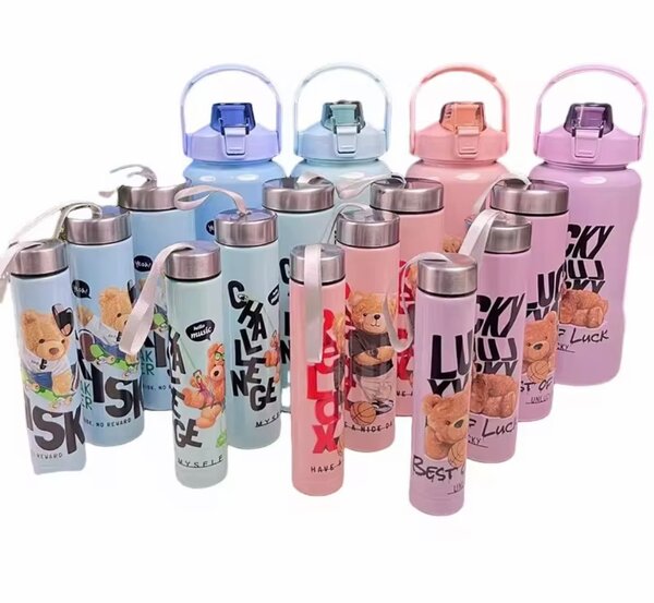 Bouteilles d'eau colorées avec ours