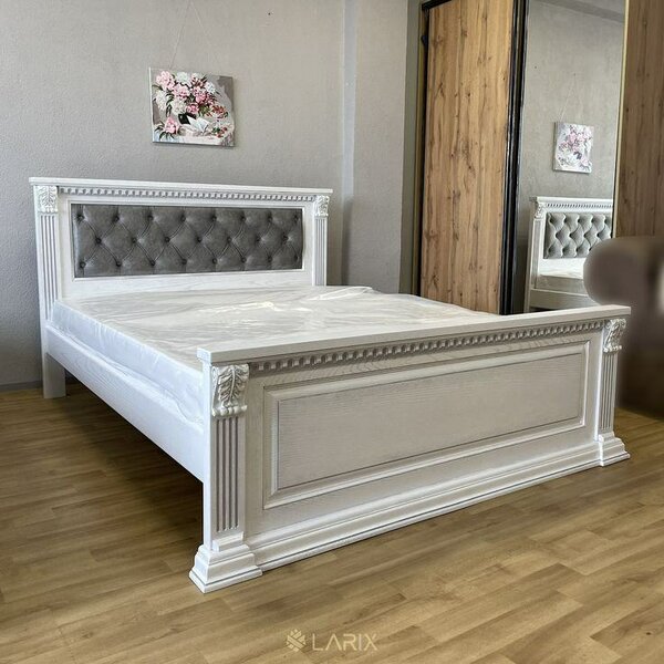 Lit élégant en bois blanc