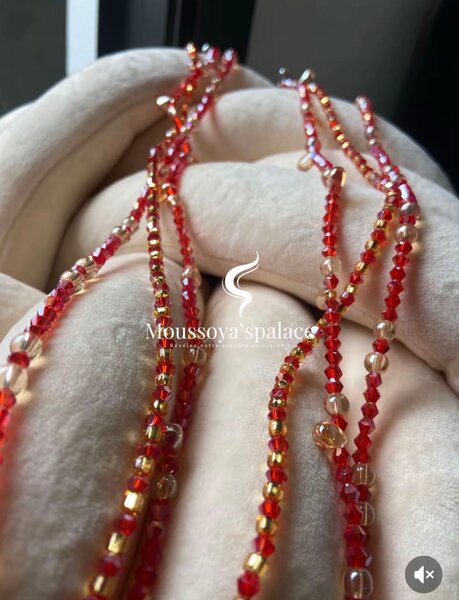 Collier en perles rouges étincelantes