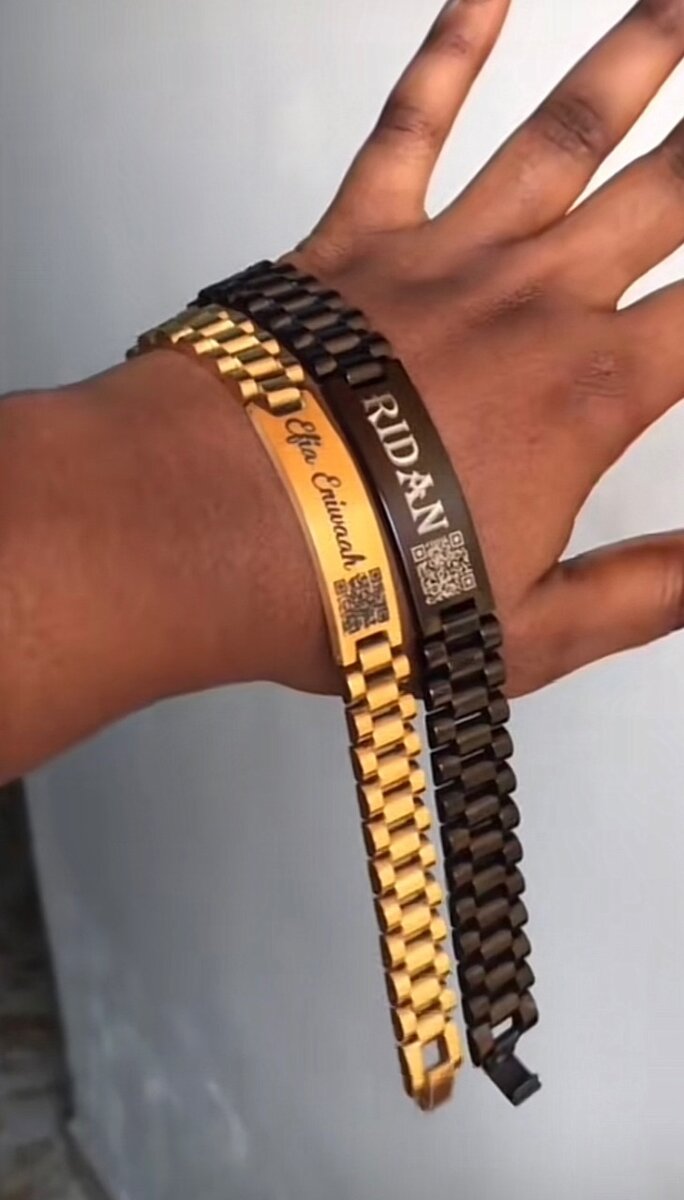 Customized QR code brackets