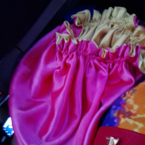 Bonnet en satin élégant