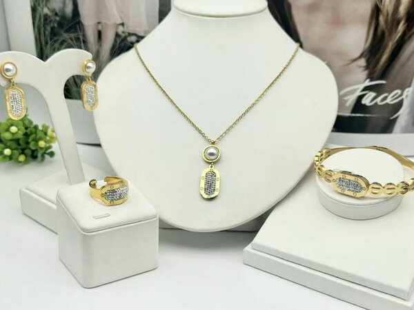 Elegant Gold Jewelry Set