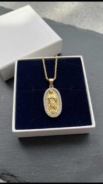 collier avec un pendentif