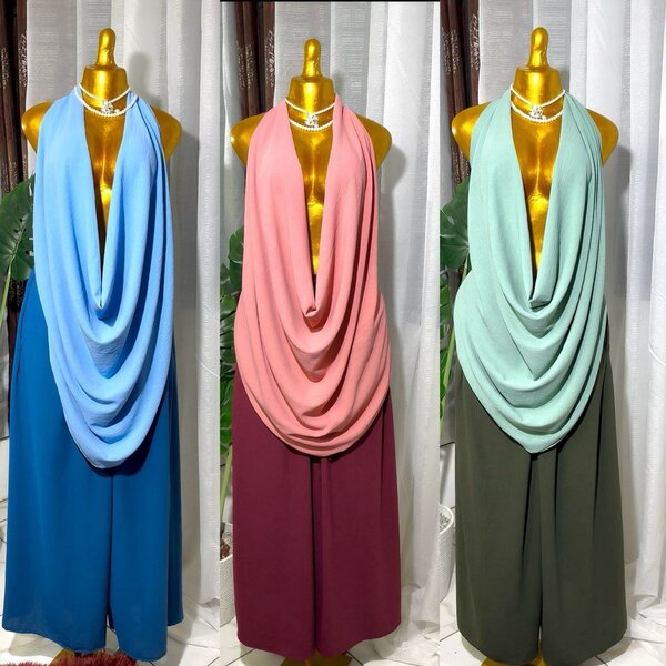 Robe élégante à col drapé