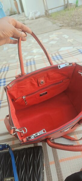 Sac à main en cuir rouge