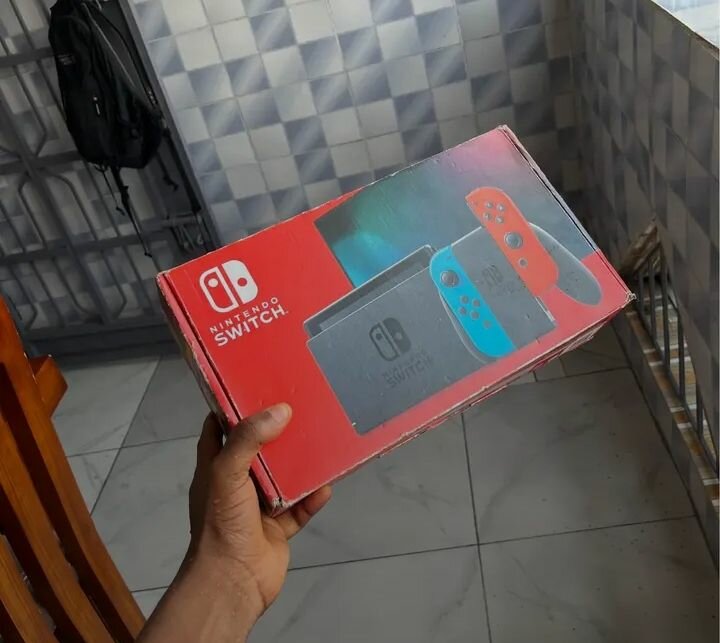 Nintendo Switch avec manettes rouge et bleu
