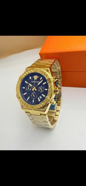 Montre luxe dorée avec bracelet en acier