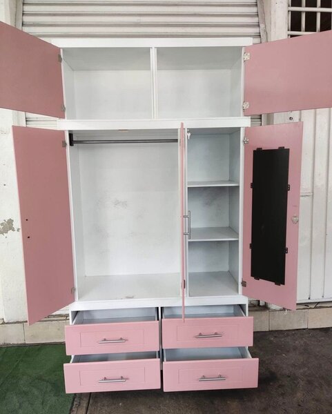 Armoire rose et blanche avec miroir