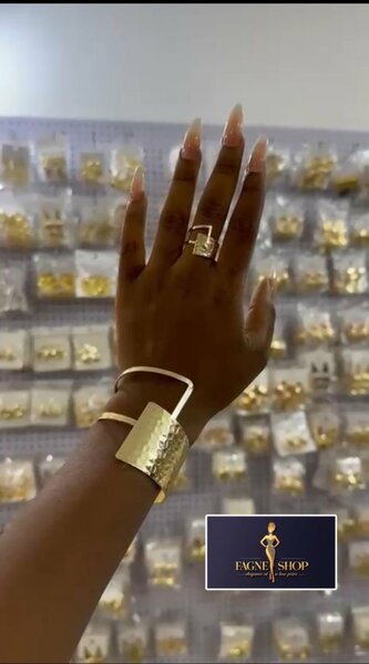 Bijoux élégants dorés