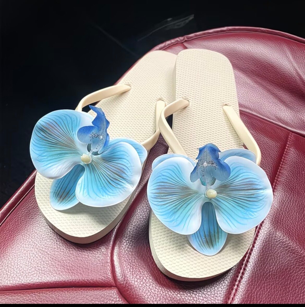 Tongs à fleurs exotiques