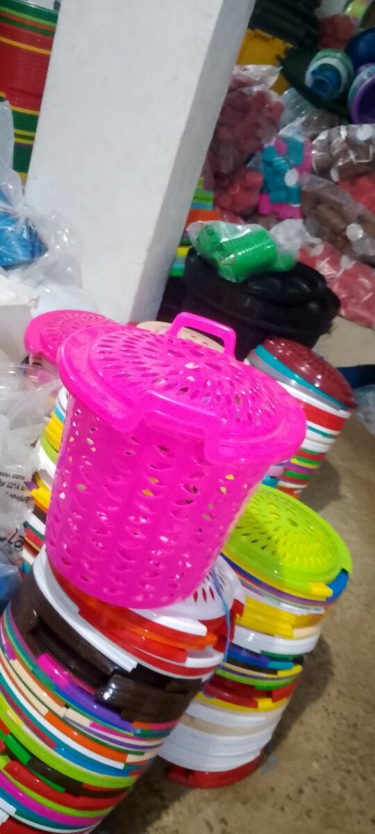 Panier à linge en plastique rose