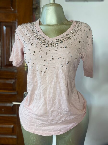 T-shirt rose ornée élégante