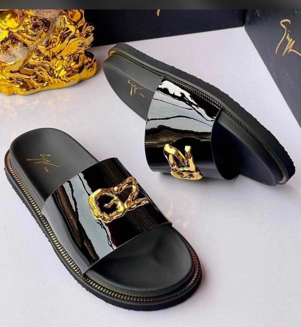 Claquettes de marque tendance