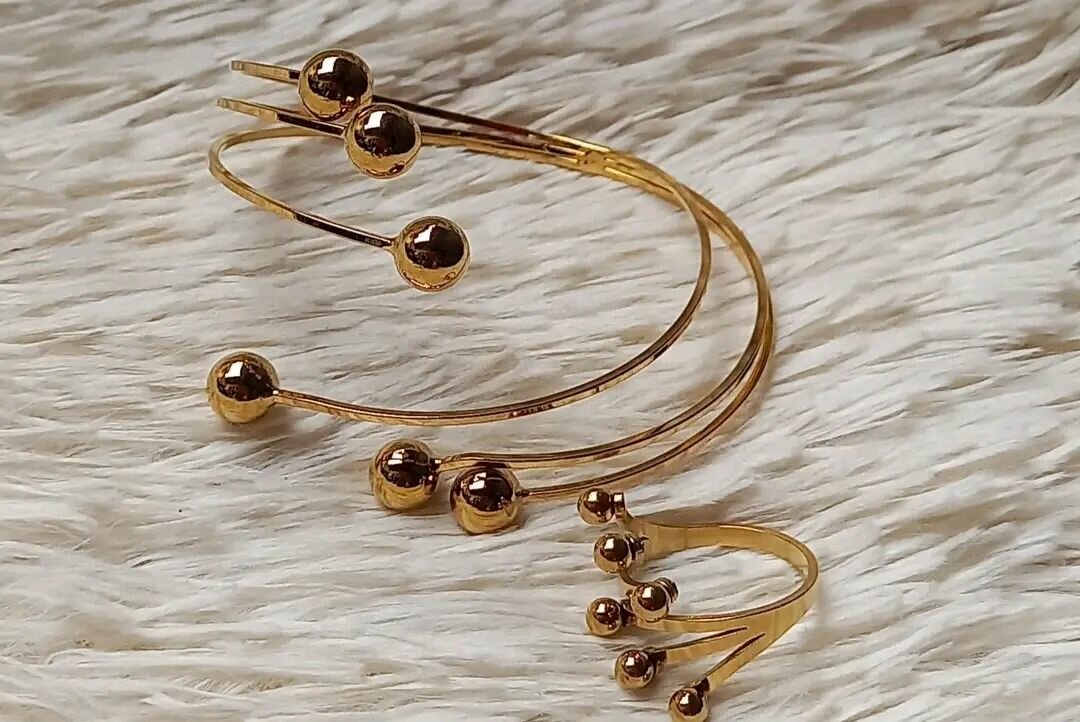 Bracelets et bagues dorés élégants