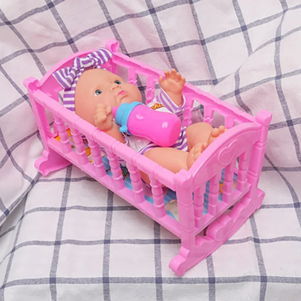 Poupon avec berceau rose