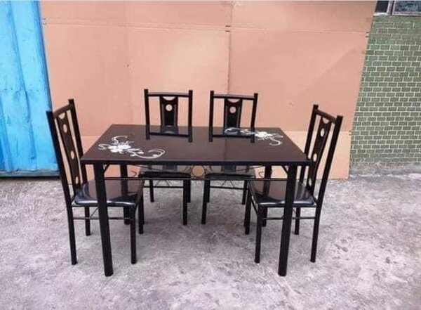 Table à manger 4 place disponible